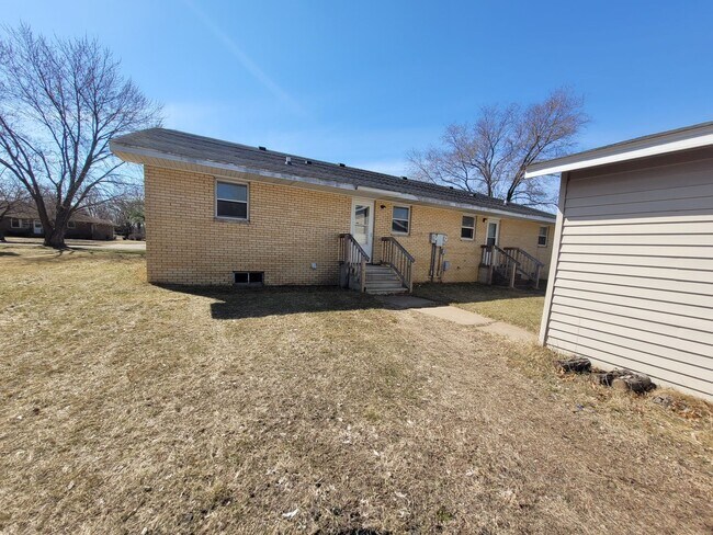 Building Photo - 3204-3206 Runway Ave