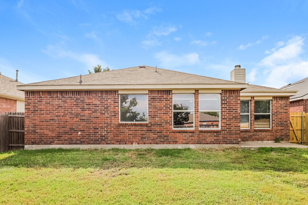 Building Photo - 2021 Wildwood Dr