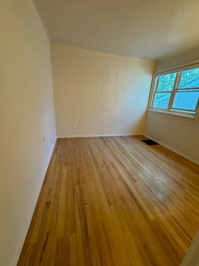 Building Photo - 978 E 5th Ave