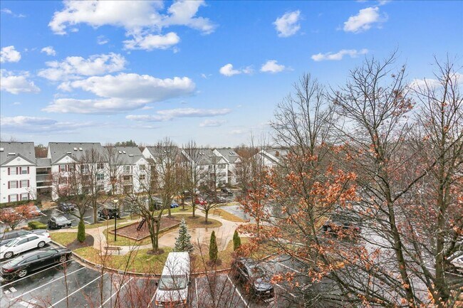 Building Photo - Great 3+2+ Loft in Germantown!