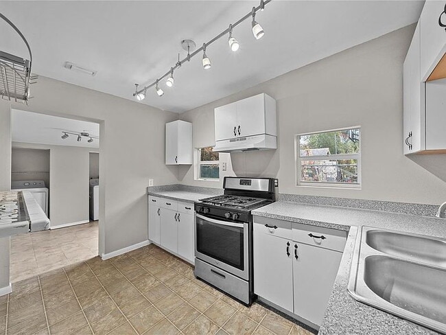 Building Photo - "Charming 3-Bed Oasis in Tampa with 2 Full Baths & 1650 Sq Ft of Comfort!"