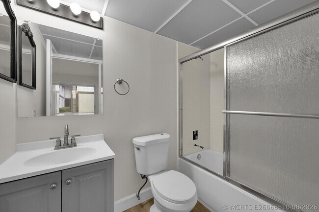 Building Photo - 146 Saxony D