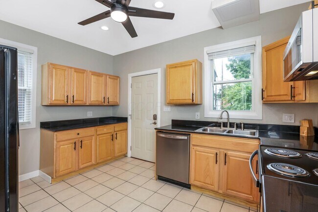 Building Photo - 412 E Oakland Ave