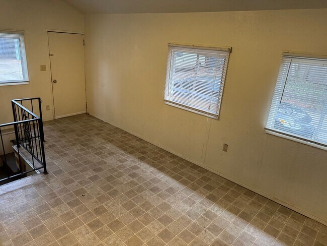 Building Photo - Large 4 bedroom, 1.5 bathroom farm house on River Rd!