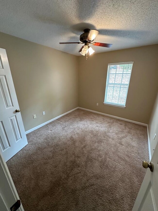 Building Photo - 910 Crawford Cir