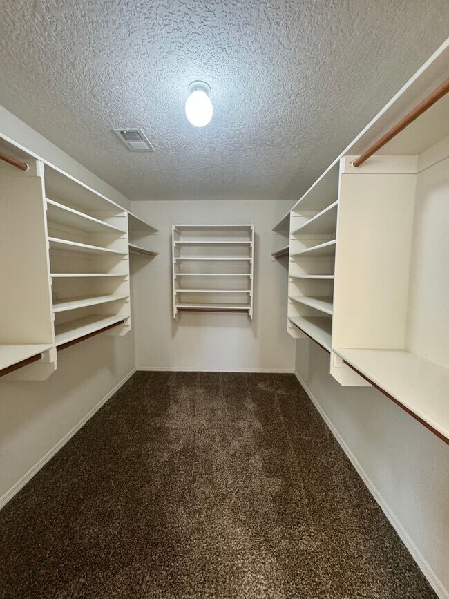 Building Photo - 4 bed 2.5 bath home in Huning Ranch