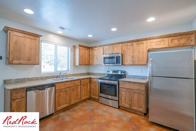 Building Photo - End Unit, DOG-FRIENDLY 3 Bedroom Townhome ...