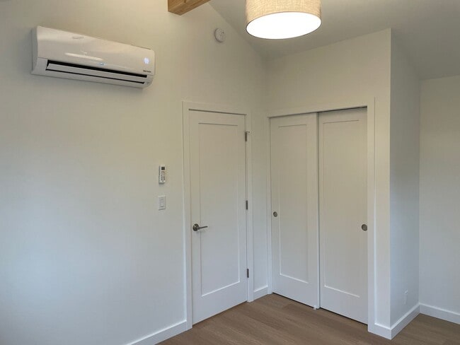 Building Photo - Brand new ( in 2022) Cozy little house ( D...