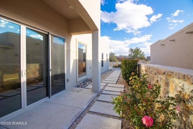Building Photo - 1415 San Bonifacio Arc