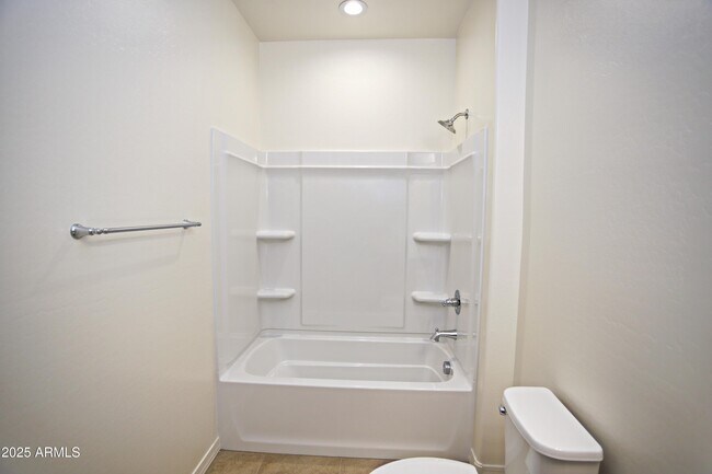 Building Photo - 879 W Finch Dr