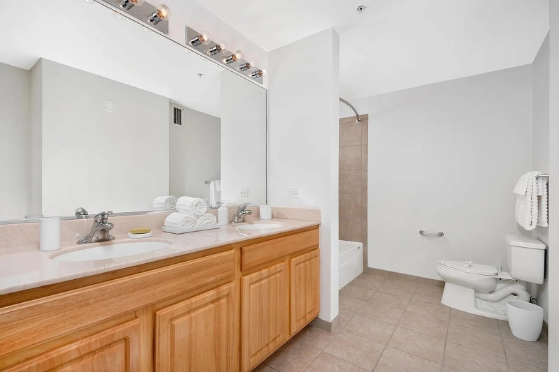 Building Photo - 399 N Desplaines St