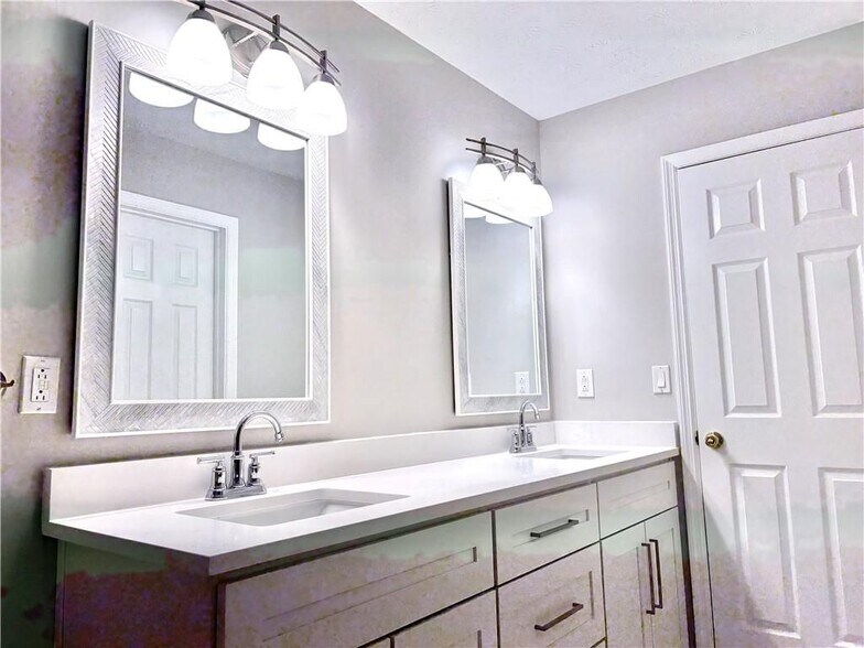 Building Photo - 1505 Yorktown Dr NW