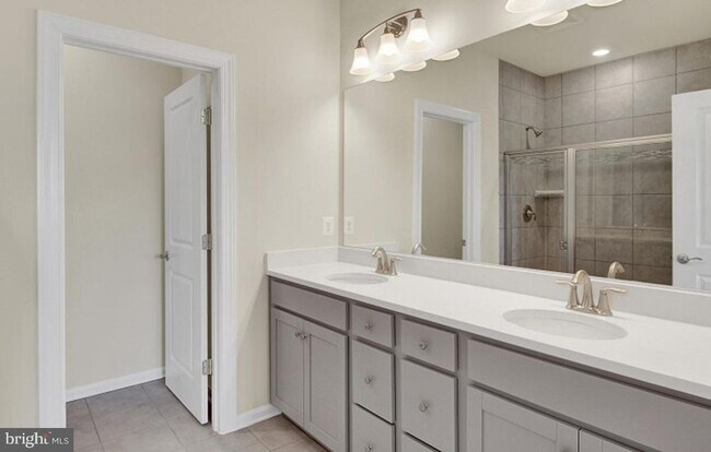 Building Photo - 45133 Kincora Dr