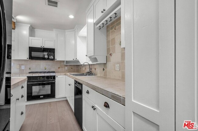 Building Photo - 11472 Diller Ave