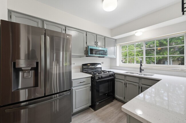 Building Photo - 1404 W Sapphire Dr