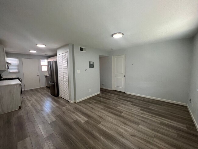 Building Photo - Beautifully Renovated 2 bedroom in Aurora! Right on the park and close to Stanley Marketplace!
