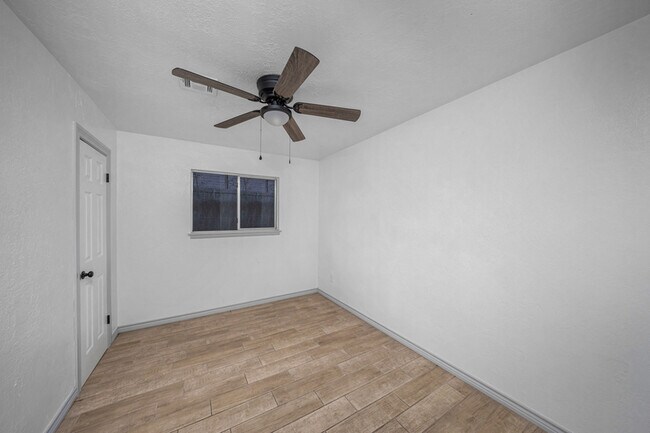 Building Photo - 508 NW Woodridge Dr