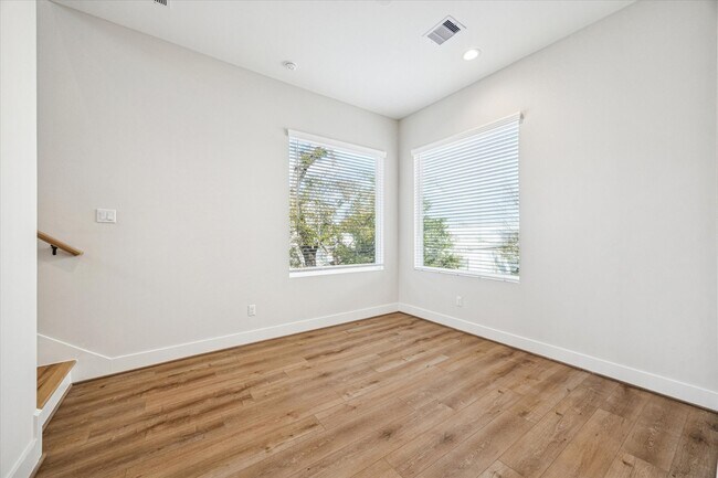 Building Photo - 520 Janisch Rd