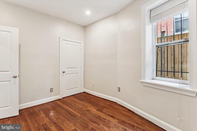 Building Photo - 1116 C St NE