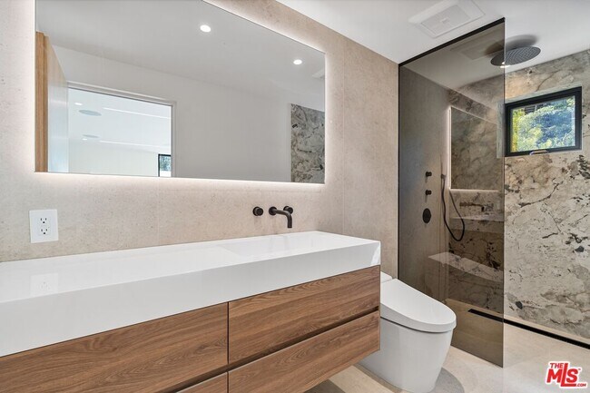 Building Photo - 2501 Banyan Dr