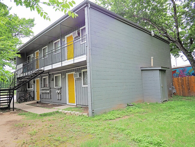 Building Photo - Recently Remodeled Studio Apartment In Hot East Austin!
