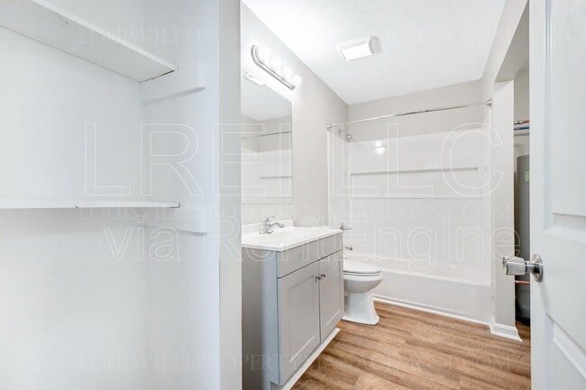 Building Photo - 419 Wood Creek Dr
