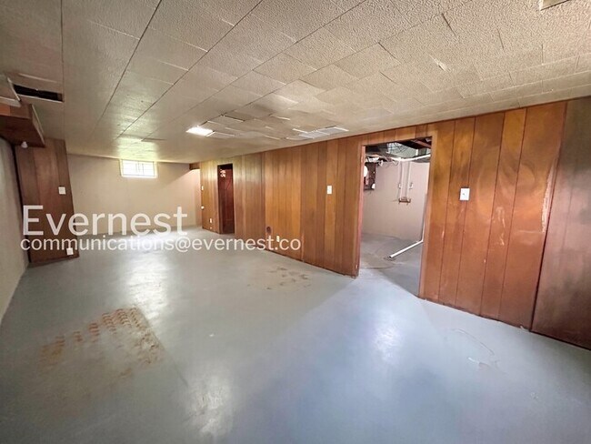 Building Photo - 3 Bed/1 Bath Home with Off-Street Parking / Pet-Friendly / Vouchers Accepted / Available Now!