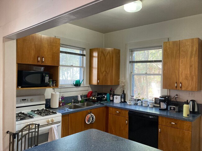 Building Photo - Beautiful, Large 3 Bedroom House Steps fro...