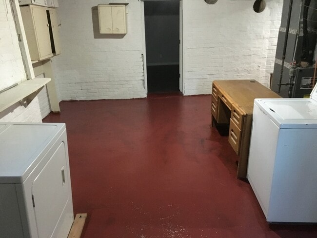 Building Photo - Available now!  517 S. 35th St.  4 Bedroom, 2 Bath Great Midtown location, 1 car garage.