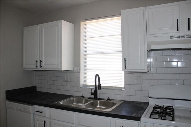 Building Photo - 2665 Northview Ave