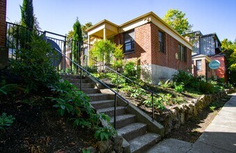 Building Photo - Charming 1-bedroom Courtyard Apartment in Ideal Location!