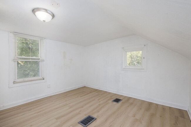 Building Photo - 5021 Anatole St