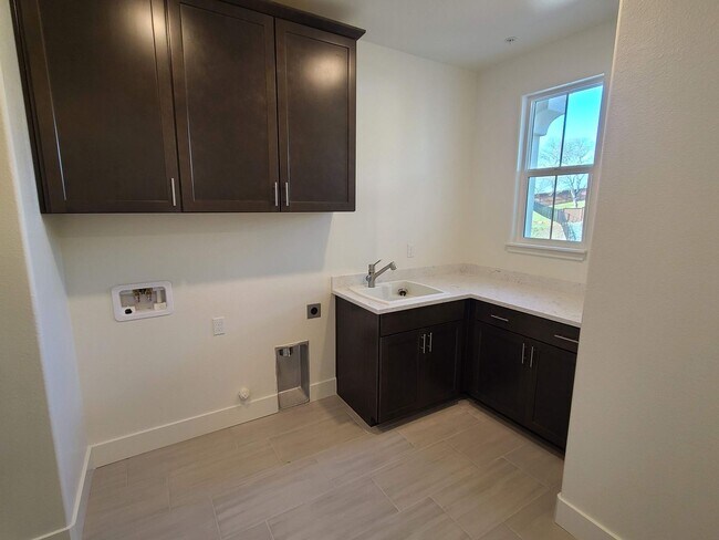 Building Photo - BEAUTIFUL BRAND NEW "NEXT-GEN" HOME W/ SOLAR & SIERRA VIEWS!!