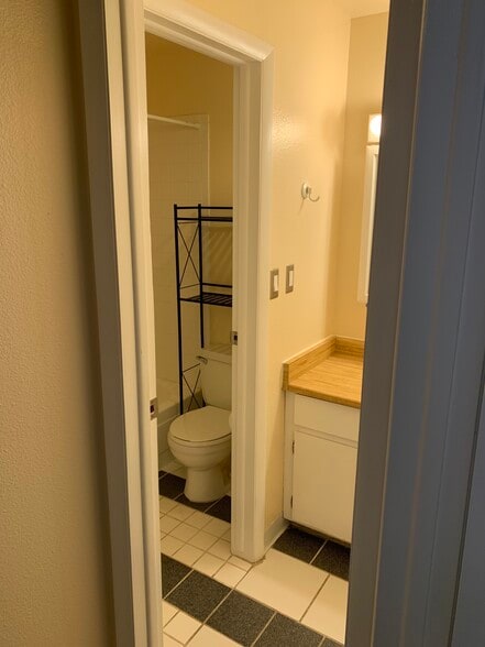 Building Photo - 3161 Madison Ave R315