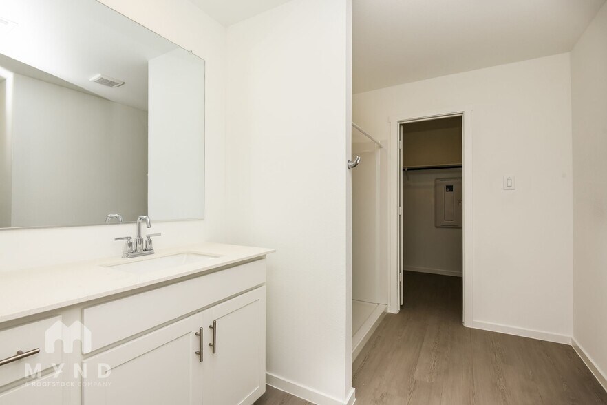 Building Photo - 2709 Ctr Crk Ln