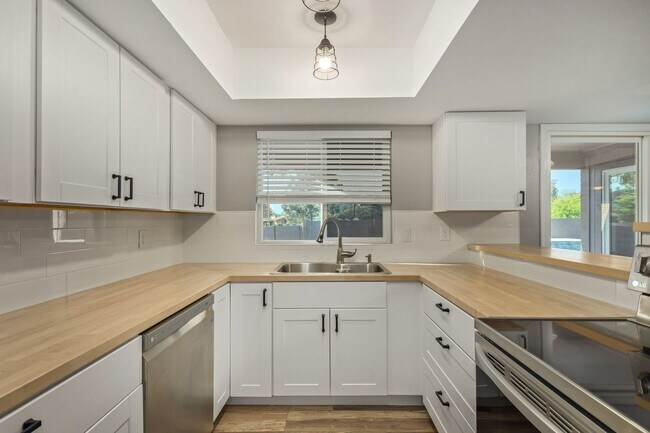 Building Photo - Central & Thunderbird 3 bdrm 2 bath Home w...