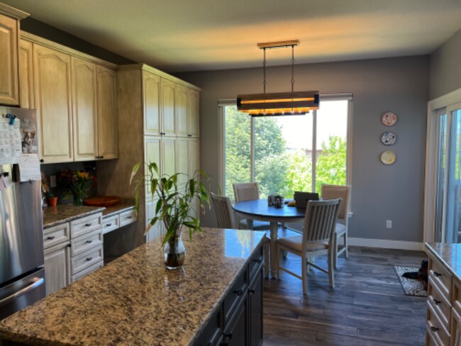 Building Photo - 541 Rita Pl