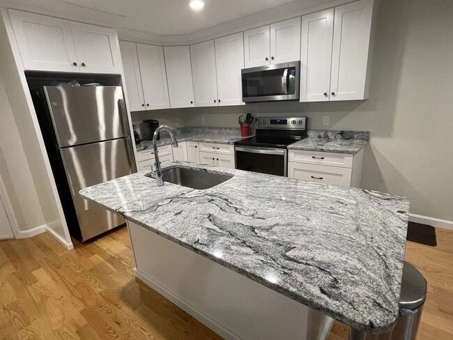 Building Photo - Beautiful Three Bedroom Town Home