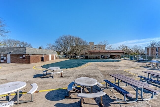 Building Photo - 798 Eves Dr