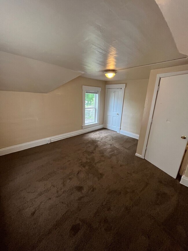 Building Photo - Spacious 2 Bedroom on Weber Rd.