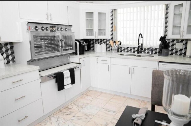 Building Photo - 1128 N 16th Ave