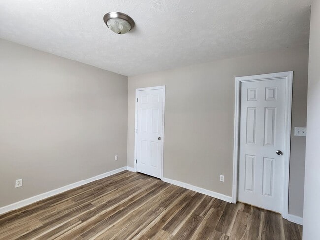 Building Photo - Like New Townhome