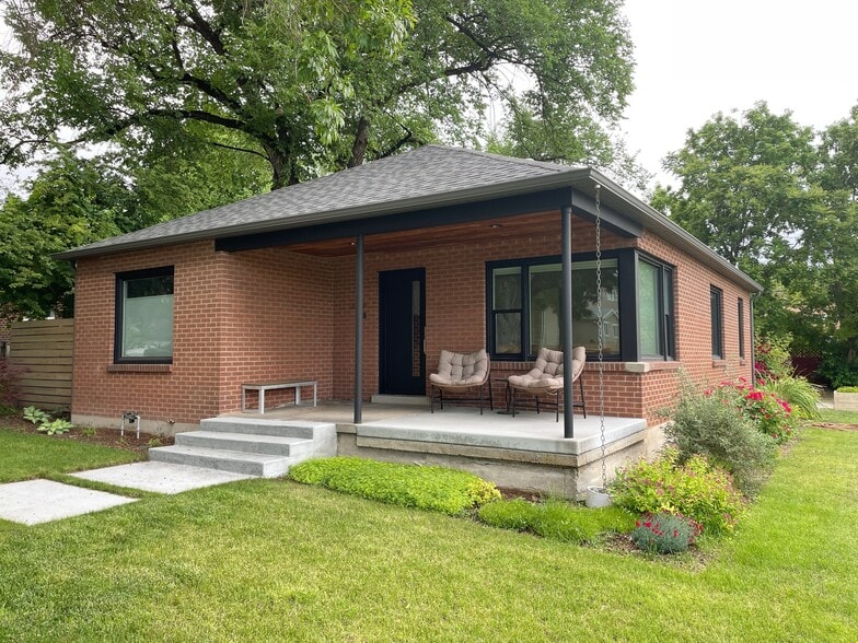Primary Photo - 1206 E Emerson Ave