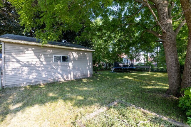 Building Photo - For Rent: 5 bed / 2 bath home in Oshkosh