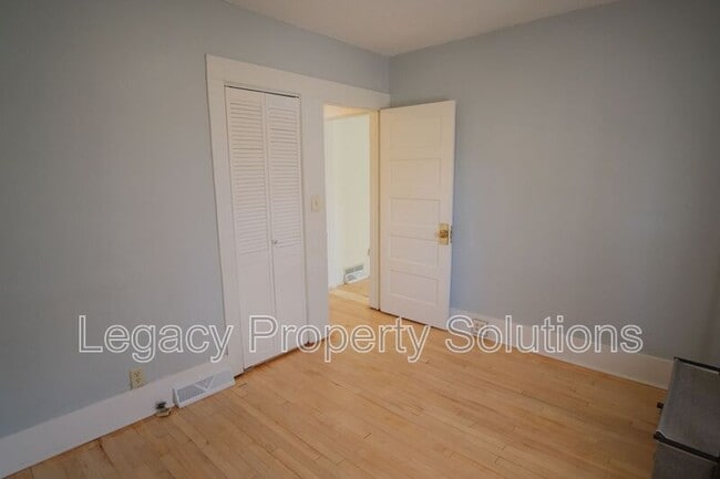 Building Photo - 609 N 13th St