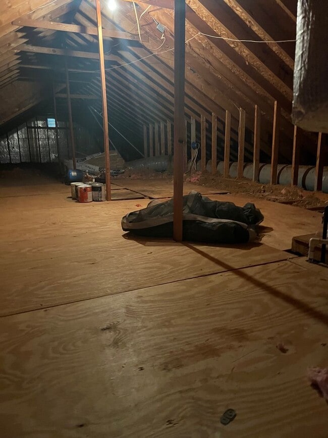 Building Photo - LARAGE RANCH HOME