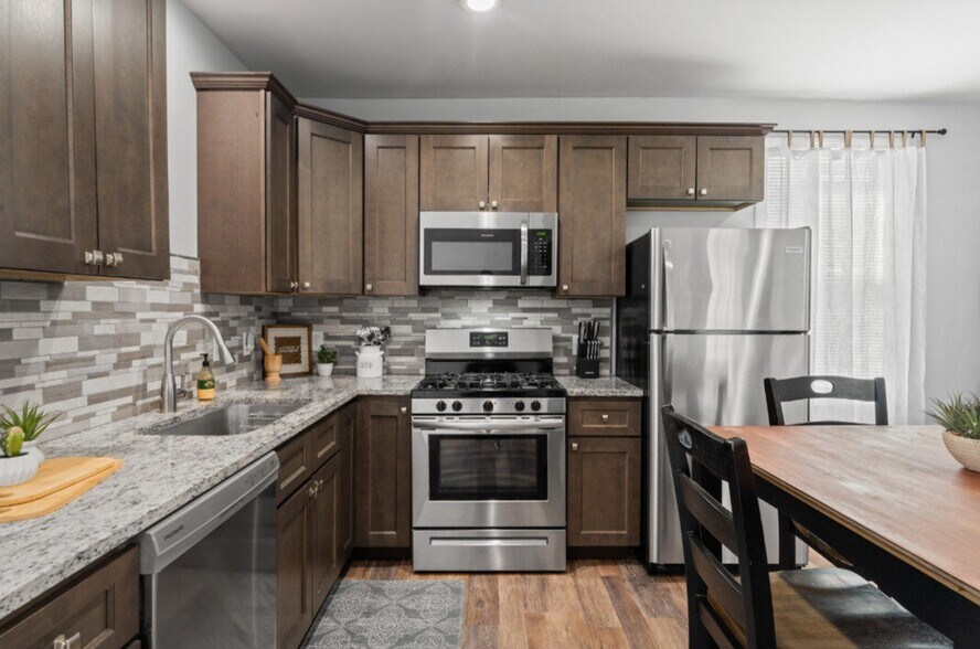 Building Photo - 346 Admiral St