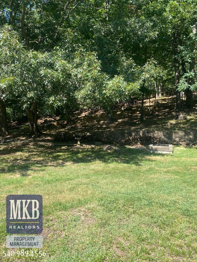 Building Photo - 4 Bedrooms, 2.5 Baths, Split Foyer, Locate...
