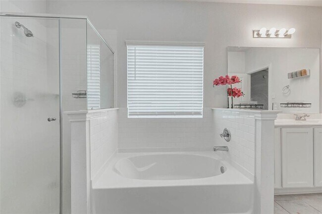 Building Photo - 15231 White Moss Dr