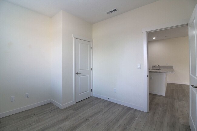 Building Photo - 3 Bedroom, 2.5 Bath + Flex Room Townhome in Kennewick